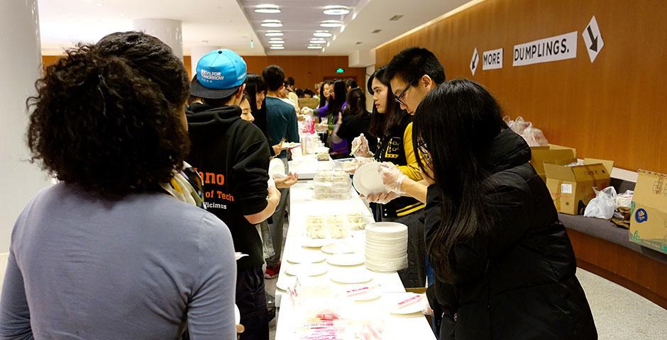2015年4月10日晚上海纽约大学在餐厅举办了一年一度的饺子节。(摄影：严逸伦)