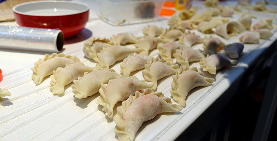 2015年4月10日晚上海纽约大学在餐厅举办了一年一度的饺子节。(摄影：严逸伦)