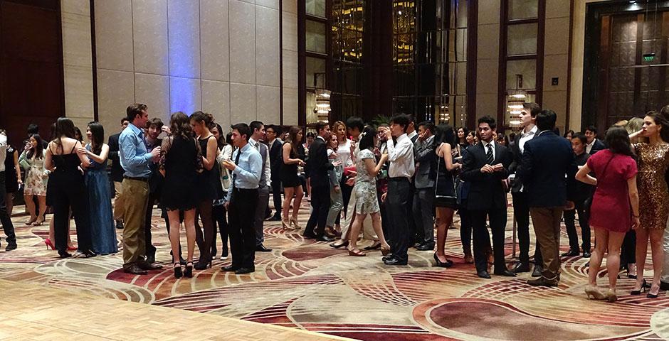 上海纽约大学的所有大一学生在期末考试之前的狂欢！穿上正装，系上领带；穿上长裙，带好妆容；我们一起放松身心调整到最好的状态应对期末考试。 (摄影： Annie Seaman and Michelle Huang)