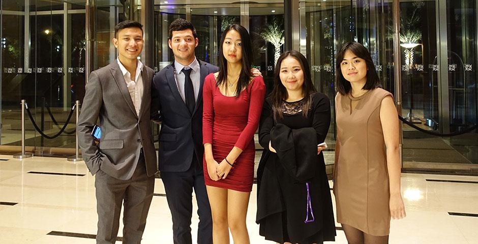 上海纽约大学的所有大一学生在期末考试之前的狂欢！穿上正装，系上领带；穿上长裙，带好妆容；我们一起放松身心调整到最好的状态应对期末考试。 (摄影： Annie Seaman and Michelle Huang)