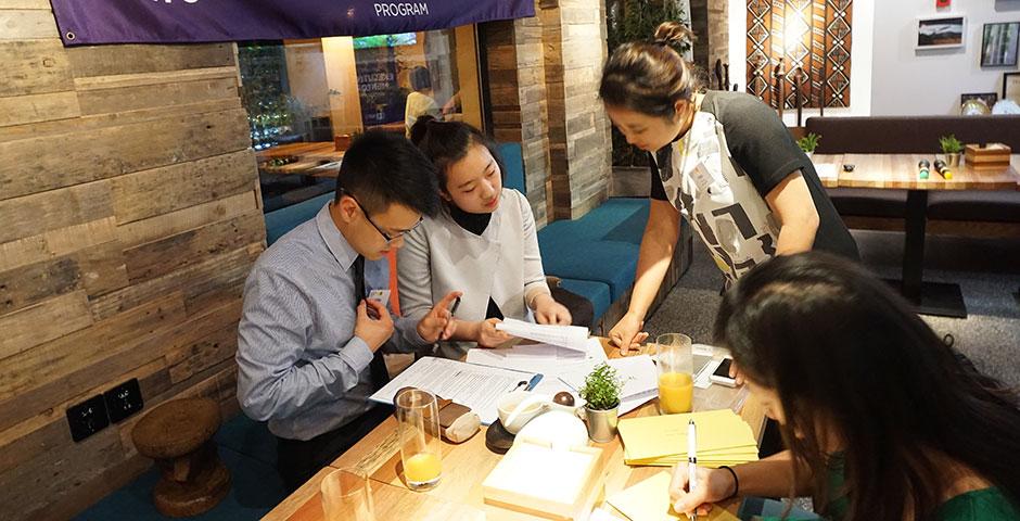 2015年5月8日， 上海纽约大学的学生与纽约大学的杰出校友见面互动。 (摄影：王婷婷)