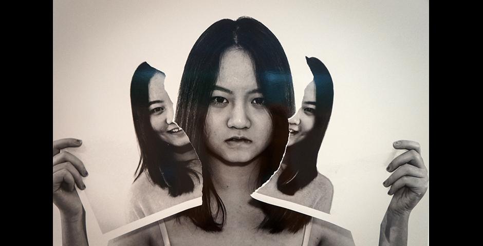 12月8日下午，上海纽约大学美术馆展出摄影入门课同学的期末作品，包括照片和影像。张健君教授作为指导老师，为这些作品的创新视角深感自豪，他与芭芭拉教授希望同学们永远不要放下手中的相机，通过捕捉和思考，享受生活中无处不在的艺术。  (摄影: NYU Shanghai)