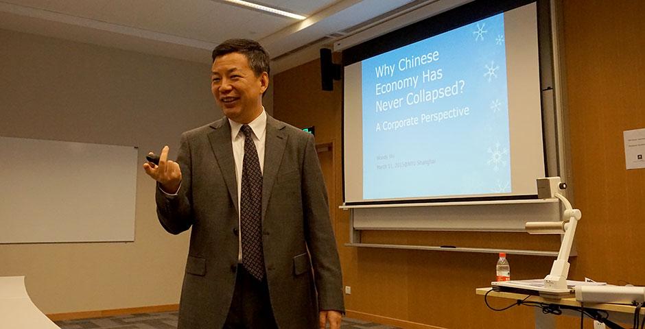 NYU Stern alumnus Woody Wu (Stern Ph.D. ‘92) speaks to NYU Shanghai students at the Distinguished Alumni Lecture Series. Wu discussed how the country’s increased number of Fortune Global 500 companies drove China’s GDP development in the last few decades. March 11, 2015. (Photo by Tingting Wang)