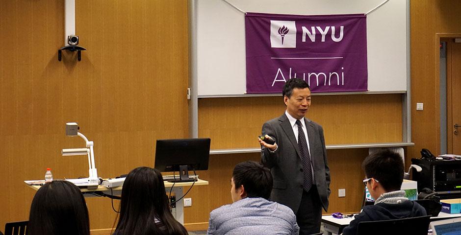 NYU Stern alumnus Woody Wu (Stern Ph.D. ‘92) speaks to NYU Shanghai students at the Distinguished Alumni Lecture Series. Wu discussed how the country’s increased number of Fortune Global 500 companies drove China’s GDP development in the last few decades. March 11, 2015. (Photo by Tingting Wang)