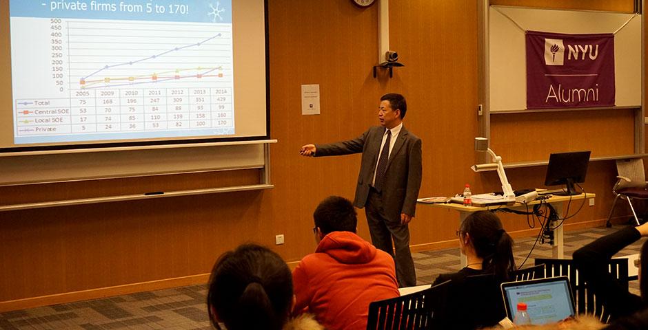 NYU Stern alumnus Woody Wu (Stern Ph.D. ‘92) speaks to NYU Shanghai students at the Distinguished Alumni Lecture Series. Wu discussed how the country’s increased number of Fortune Global 500 companies drove China’s GDP development in the last few decades. March 11, 2015. (Photo by Tingting Wang)