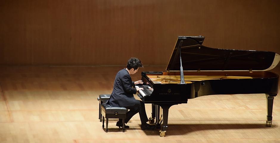 12月8日晚，上海纽约大学郎朗专场音乐会在上海东方艺术中心举办。郎朗现场深情诠释了肖邦和柴可夫斯基的曲目。 (摄影：Sevi Reyes)