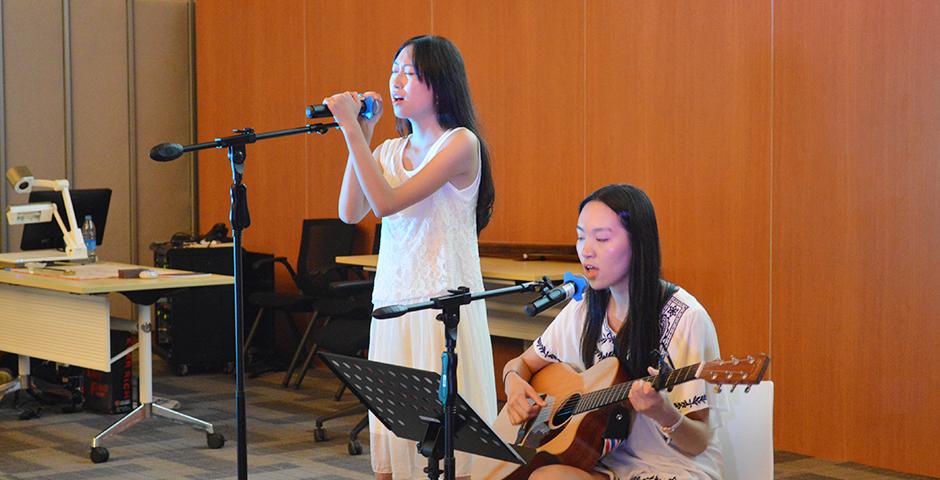 Coffee House Performance on August 26, 2015. (Photo by Xiaoyuan Lu)