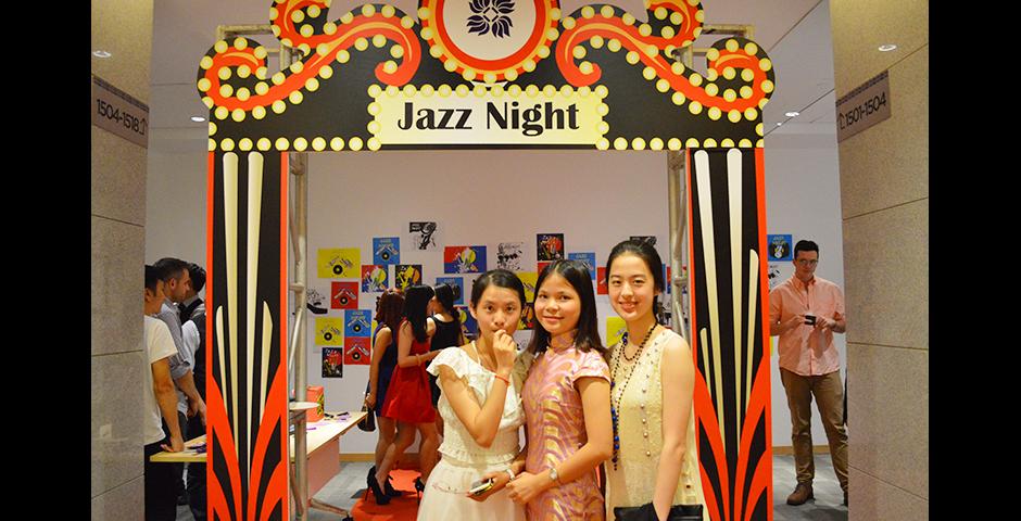 2015年8月29日傍晚，上海纽约大学学生举行爵士之夜活动，中国学生与外国学生互相交流，认识彼此。 (摄影：沈指峰)