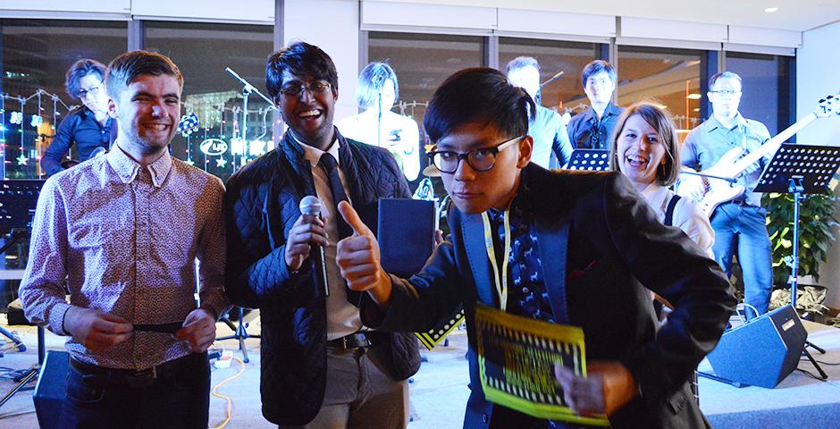 2015年8月29日傍晚，上海纽约大学学生举行爵士之夜活动，中国学生与外国学生互相交流，认识彼此。 (摄影：沈指峰)