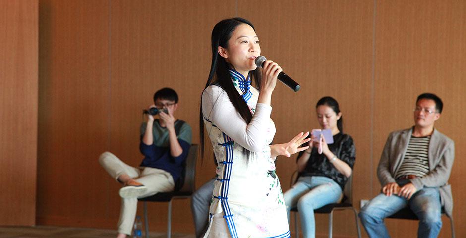 4月30日，NYU Shanghai请来了Yarose传奇舞蹈空间的创始者姚捷女士。她在自己的事业高峰毅然辞去高管职位，投身舞蹈，与人们分享美丽提升心灵。她的感染力与正能量传递给在场的所有人，让大家体验了诗经中“手之舞之，足之蹈之”的畅快与乐趣。（摄影：Danni Wang)
