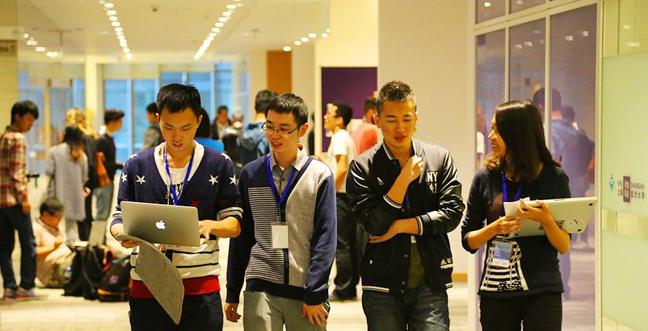 2015年11月7日至8日，上海纽约大学迎来了来自25个国家的创客高手，开启第二届中国最大规模的双语青年创客大赛。赞助者们与选手们济济一堂，享受共同参与、共同创新的乐趣。 (摄影：NYU Shanghai)