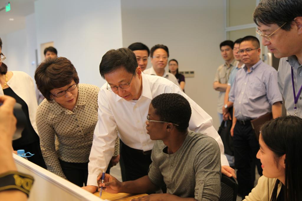 2014年9月1日，上海市委书记韩正视察上海纽约大学。