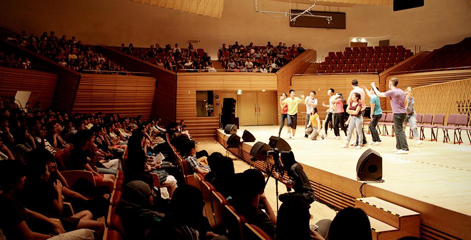 2015年9月11日晚，上海纽约大学在上海交响乐团音乐厅上演了一年一度的Reality Show。演出由12名我校大二学生以青春活泼、富有张力的歌舞剧形式呈现，将真实的大学生活搬上舞台。 (摄影：Ewa Oberska)