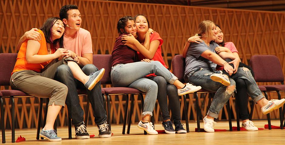 2015年9月11日晚，上海纽约大学在上海交响乐团音乐厅上演了一年一度的Reality Show。演出由12名我校大二学生以青春活泼、富有张力的歌舞剧形式呈现，将真实的大学生活搬上舞台。 (摄影：Ewa Oberska)
