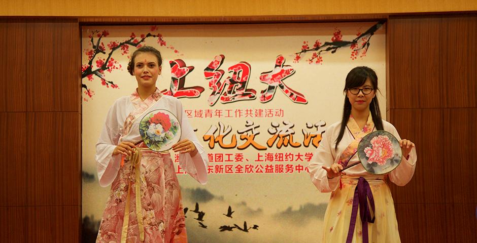 10月8日晚，潍坊街道团委与上海纽约大学团队联合举办了一场传统文化交流活动。中国学生和国际学生们，纷纷穿上汉服，手持圆扇，欣赏书法，共同感受中国传统文化的博大精深。（摄影：Leidy Tapasco）