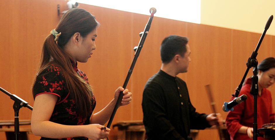 A talk and performance featuring the guqin, a Chinese stringed instrument, was led by Dai Xiaolian, professor of Chinese music at the Shanghai Conservatory of Music on the evening of February 3.  (Photos by: Ewa Oberska)