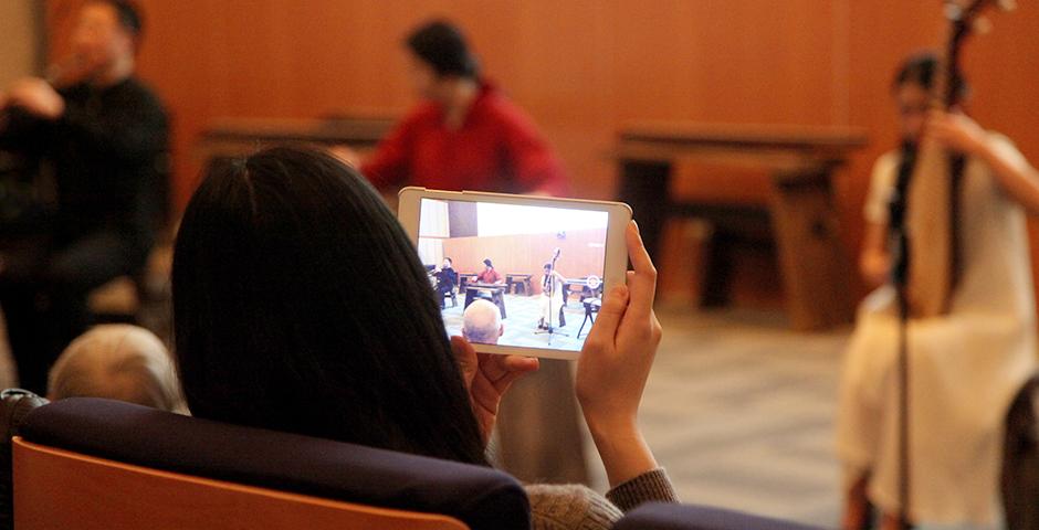A talk and performance featuring the guqin, a Chinese stringed instrument, was led by Dai Xiaolian, professor of Chinese music at the Shanghai Conservatory of Music on the evening of February 3.  (Photos by: Ewa Oberska)
