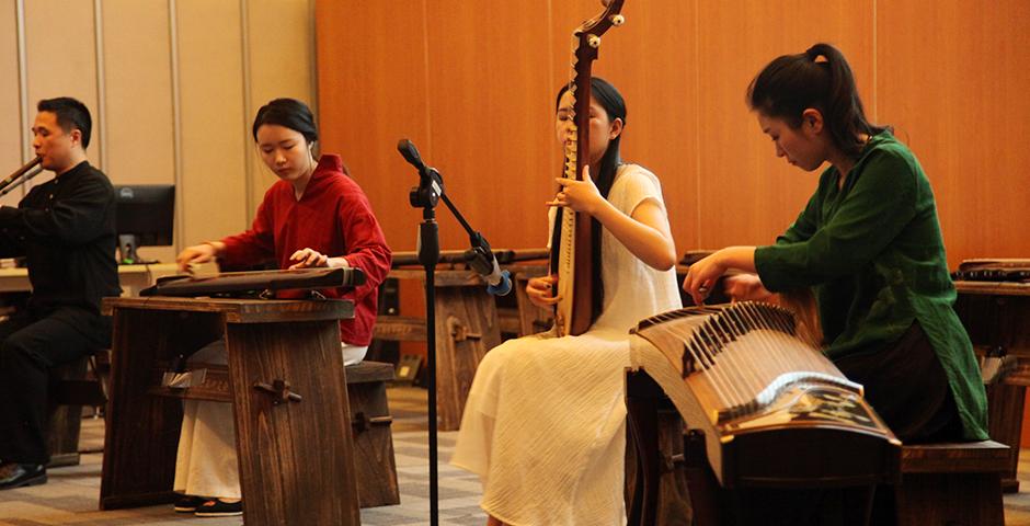 2016年2月3日晚，上海音乐学院教授、国际著名古琴艺术家戴晓莲女士为上海纽约大学学生介绍古琴的历史，并率队为学生奉献一场古琴独奏与合奏的视听盛宴。（摄影: Ewa Oberska）