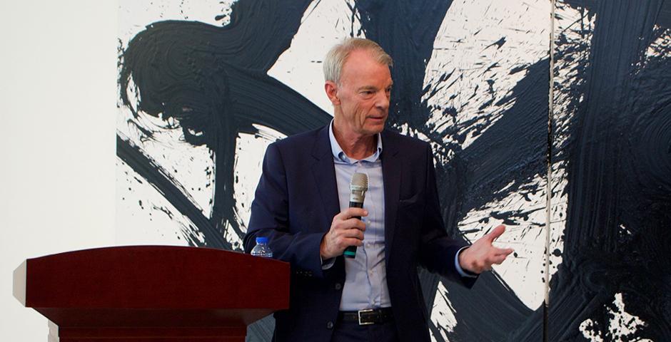 NYU Shanghai students met with the Nobel Laureate Michael Spence on Oct. 27, 2015.  (Photo by: Leidy Tapasco)