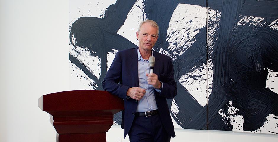 10月27日，诺贝尔经济学奖得主迈克尔·斯宾塞(Michael Spence)来到上海纽约大学，与师生们共进午餐，讨论全球经济风向。他说，相对于发达国家，对于中国的整个经济体量来说，金融市场的发展尚有很大的空间。 (摄影: Leidy Tapasco)
