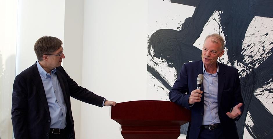 10月27日，诺贝尔经济学奖得主迈克尔·斯宾塞(Michael Spence)来到上海纽约大学，与师生们共进午餐，讨论全球经济风向。他说，相对于发达国家，对于中国的整个经济体量来说，金融市场的发展尚有很大的空间。 (摄影: Leidy Tapasco)