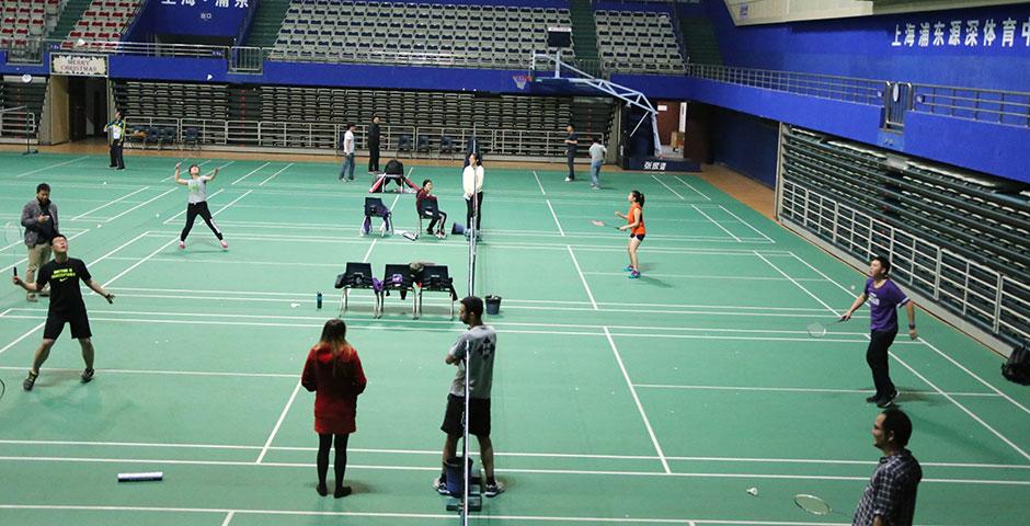上海纽约大学的学生课外活动丰富多采。这是3月12日的羽毛球决赛。 (摄影：Kevin Pham)