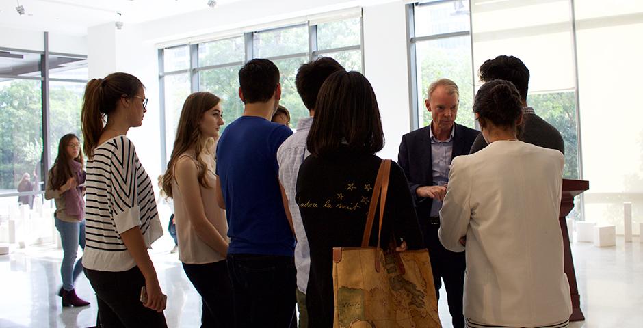 NYU Shanghai students met with the Nobel Laureate Michael Spence on Oct. 27, 2015.  (Photo by: Leidy Tapasco)