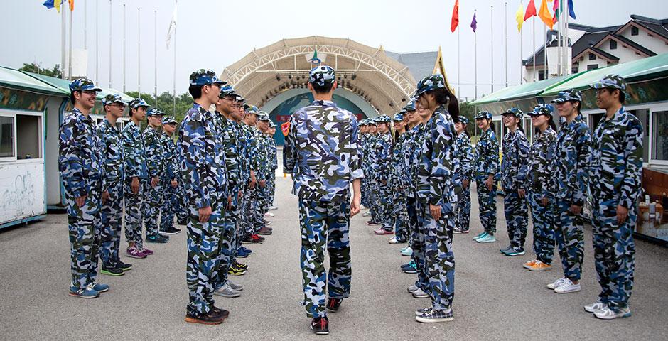 2015年5月23日—6月1日，上海纽约大学学生在东方绿洲军训。(摄影： 胡怡凡，朱惟诚，吴宜伦)