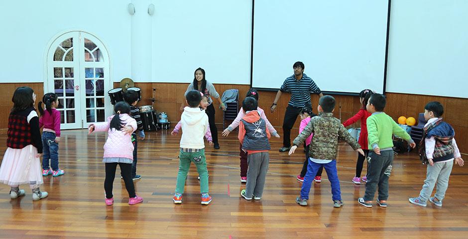 NYU Shanghai's Xiao Long Shakers hold a weekly volunteer dance workshop at Songlin Kindergarten, where students will perform their routines at the end of the semester. March 24, 2015. (Photo by Kevin Pham)