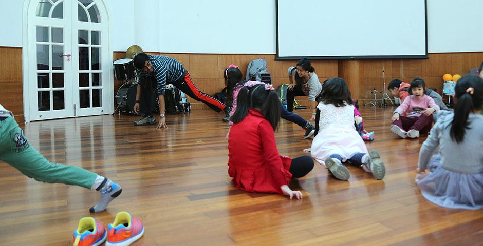 NYU Shanghai's Xiao Long Shakers hold a weekly volunteer dance workshop at Songlin Kindergarten, where students will perform their routines at the end of the semester. March 24, 2015. (Photo by Kevin Pham)