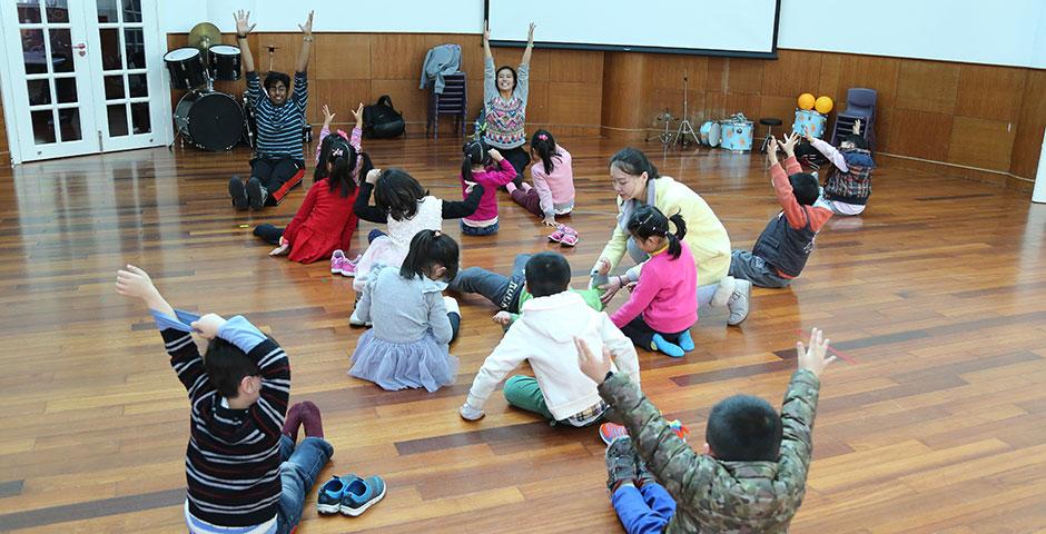 NYU Shanghai's Xiao Long Shakers hold a weekly volunteer dance workshop at Songlin Kindergarten, where students will perform their routines at the end of the semester. March 24, 2015. (Photo by Kevin Pham)