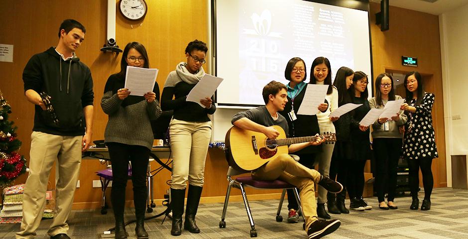 On the afternoon of December 10, the NYU Shanghai community welcomed members of the Lujiazui and Jinqiao Sunshine House to celebrate the coming holiday season by exchanging handmade gifts, sharing holiday stories and singing songs together. (Photo by: NYU Shanghai)