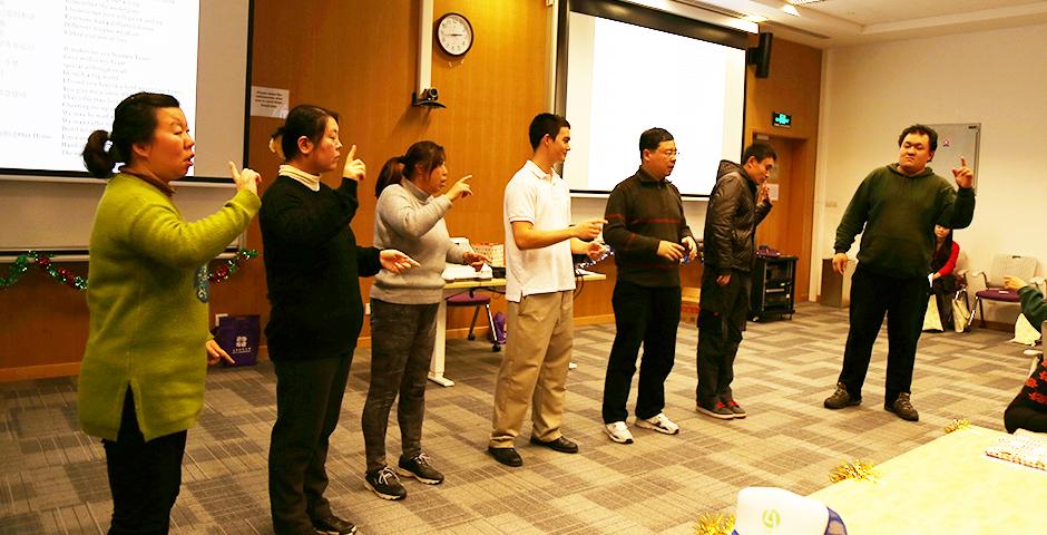 On the afternoon of December 10, the NYU Shanghai community welcomed members of the Lujiazui and Jinqiao Sunshine House to celebrate the coming holiday season by exchanging handmade gifts, sharing holiday stories and singing songs together. (Photo by: NYU Shanghai)
