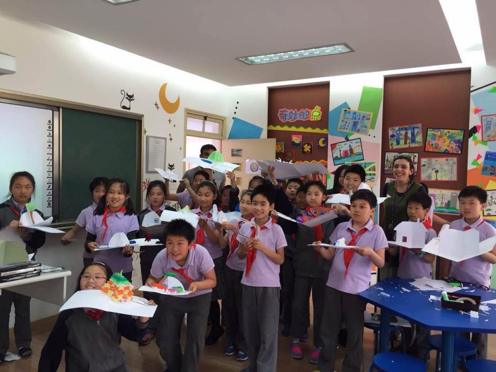 2015年5月13日，上海纽约大学艺术教授玛丽安(Marianne Petit)老师一行来到上海民办福山正达外国语小学， 为孩子们上了一堂别开生面的手工课。