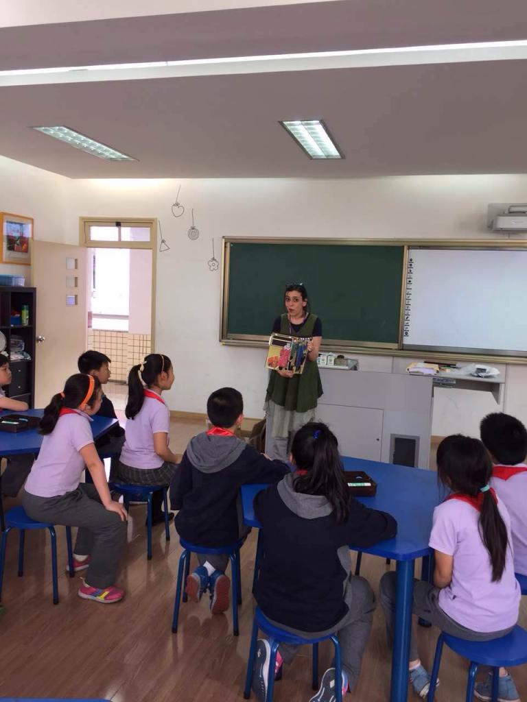 2015年5月13日，上海纽约大学艺术教授玛丽安(Marianne Petit)老师一行来到上海民办福山正达外国语小学， 为孩子们上了一堂别开生面的手工课。