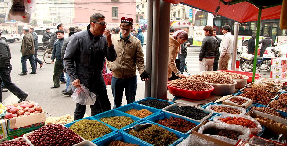 Professor Zvi Ben-Dor Benite takes his J-Term students to a Muslim market. January 16, 2015. (Photo by Daniel Cuesta)