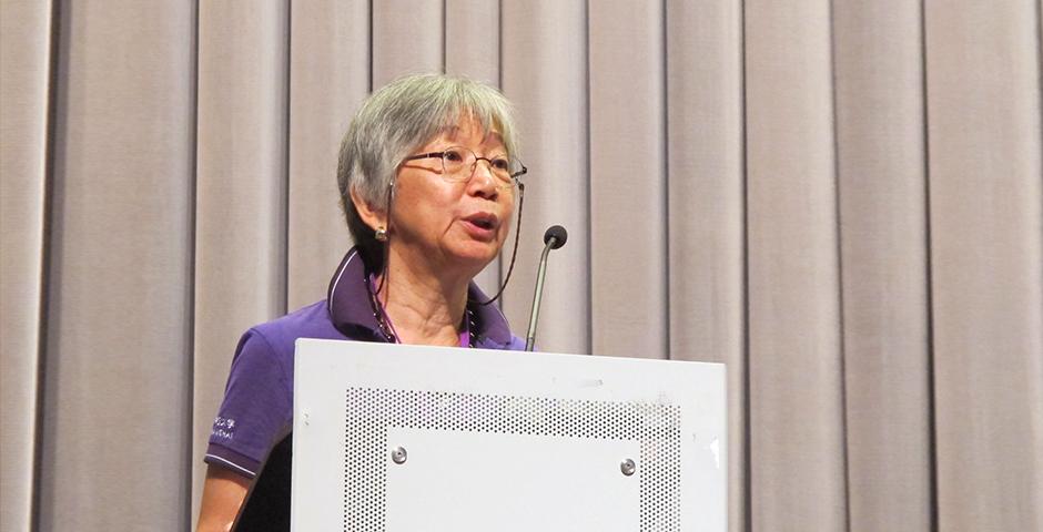 8月24日，上海纽约大学2019届新生齐聚浦东图书馆演讲厅，接受由浦东图书馆赠予的免费图书馆借阅卡。(摄影：上海纽约大学)