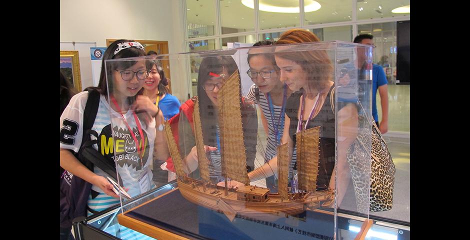 8月22日至25日，浦东文化艺术指导中心在上海纽约大学举办“非遗进校园”艺术品展览。（摄影：上海纽约大学）