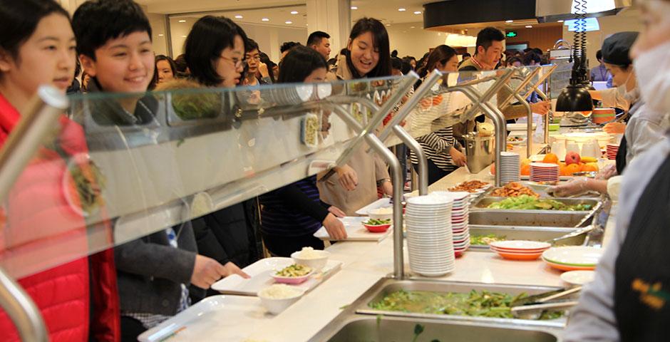 新春伊始， 上海纽约大学餐厅推出了很多健康品种， 大受欢迎。(摄影： Kylee Borger)
