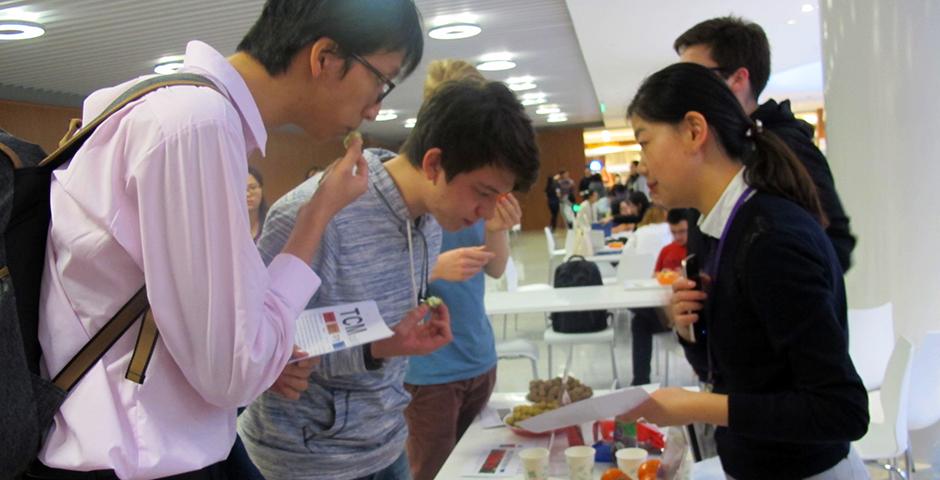 11月2日中午，学生事务处协办的&quot;中国水果日&quot;在餐厅举行。同学们品尝了柿子、龙眼、红枣和山楂等中国特色水果，还学习了它们的中药属性。 (摄影： NYU Shanghai)