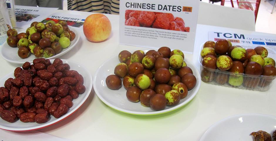 11月2日中午，学生事务处协办的&quot;中国水果日&quot;在餐厅举行。同学们品尝了柿子、龙眼、红枣和山楂等中国特色水果，还学习了它们的中药属性。 (摄影： NYU Shanghai)