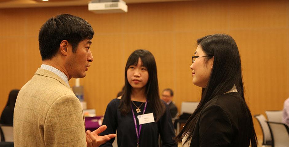 The NYU Alumni Executive Mentor Program, which pairs alumni mentors with current NYU Shanghai students for professional development, launches its inaugural year with a kick-off dinner. Jeff Lehman, Vice Chancellor of NYU Shanghai, praised the participants in their collaboration to improve linkages across the NYU global community. January 29, 2015. (Photo by Xin Wei)