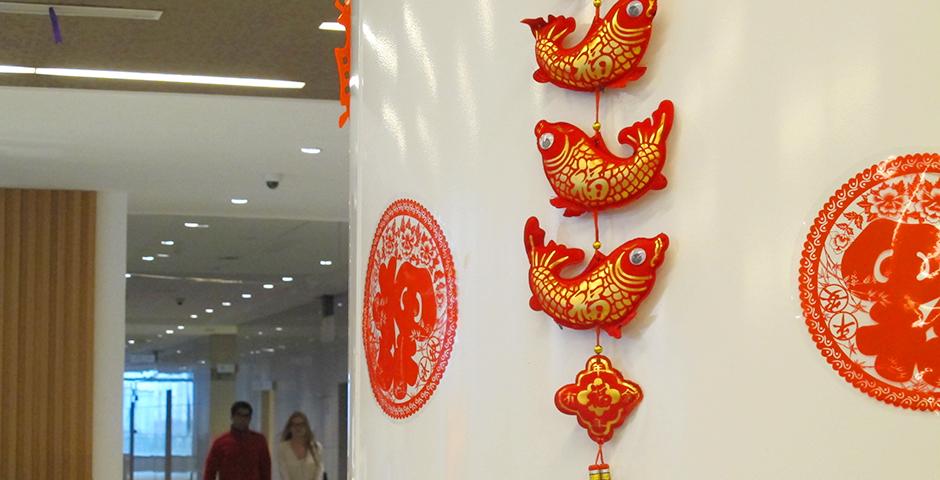 上海纽约大学学生庆祝中国新年，外国学生学习中国传统文化，与中国学生一起参与剪纸、书法、名族舞以及中国传统游戏。（摄影：NYU Shanghai）