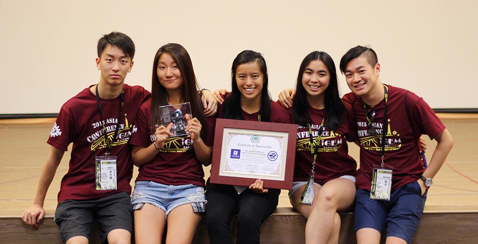 2015年7月30日， 上海纽约大学学生开展暑期项目，备战国际遗传工程机器设计竞赛。（摄影：詹章）