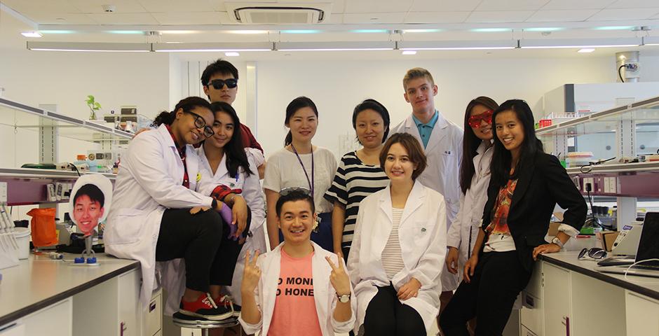 2015年7月30日， 上海纽约大学学生开展暑期项目，备战国际遗传工程机器设计竞赛。（摄影：詹章）