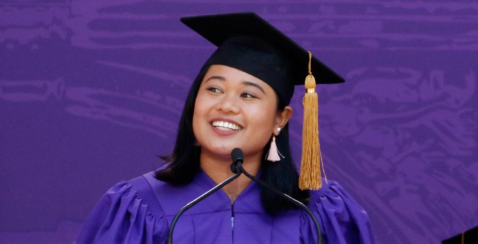 5月17日，上海纽约大学大四学生Roxanne Roman、Kevin Pham以及詹章，代表上海纽约大学出席了在纽约洋基体育场举行的纽约大学毕业典礼。其中，Kevin Pham担任上海纽约大学校旗旗手，詹章为学校代表，Roxanne Roman以学生代表身份发表讲话。（纽约大学图片办公室  图）