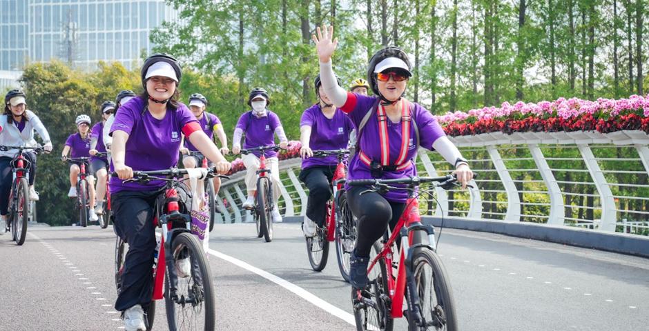 Participants rode 30 kilometers through parks and along the Huangpu River. Laboratory Assistant of Arts and Sciences Ren Miao (left) and Clinical Assistant Professor of History Wen Shuang (right) cycled across a bridge.