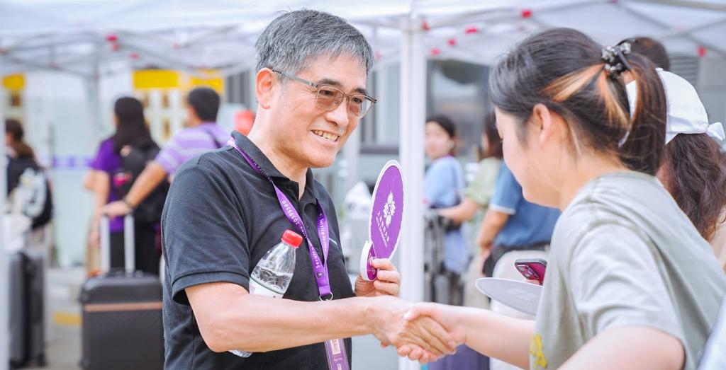 NYU Shanghai Chancellor Tong Shijun helped out at Move-In Day