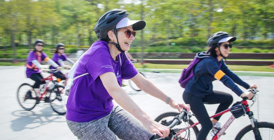 “It’s one of my favorite annual events,” said Provost Joanna Waley-Cohen (left), who joined the ride with colleagues. “I love cycling around Shanghai. You get to see so much. I like going along the river the best and going through the park here is also great. Trees are so green in spring. It’s wonderful and very inspiring to see.” Chief of Staff to the Provost Yvonne Liu Jingyi on the right.
