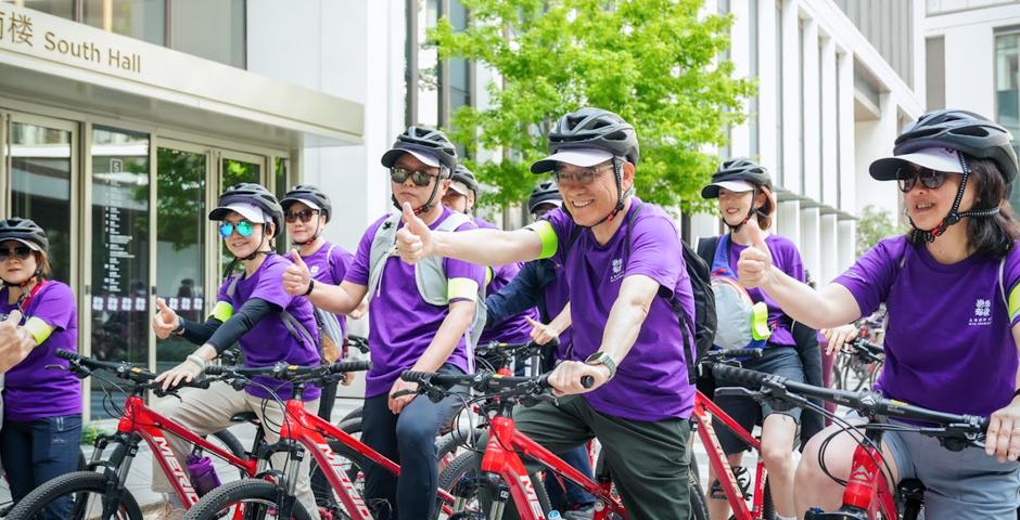 Organized by the Staff Council’s Special Events Committee and Health and Wellness Committee, in collaboration with the Chancellor’s Office, the participants spent a sunny weekend day connecting with nature as they explored picturesque ecological spaces on two wheels along the Huangpu River. From left, Executive Director of Human Resources Guo Wei, Assistant Dean for Laboratory Operations, Arts and Sciences Xu Zhi, Chancellor Tong Shijun, and Chief Financial Officer Helen Hu posed for a photo before leaving NYU the campus.